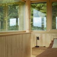 Dřevo je hlavním materiálem, s nímž se host v interiéru domu setká.