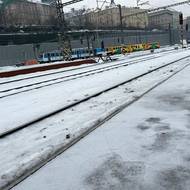 Vlaky nabraly zpoždění kvůli sněhu a ledovce. Takhle to v úterý ráno vypadalo na pražském hlavním nádraží  
