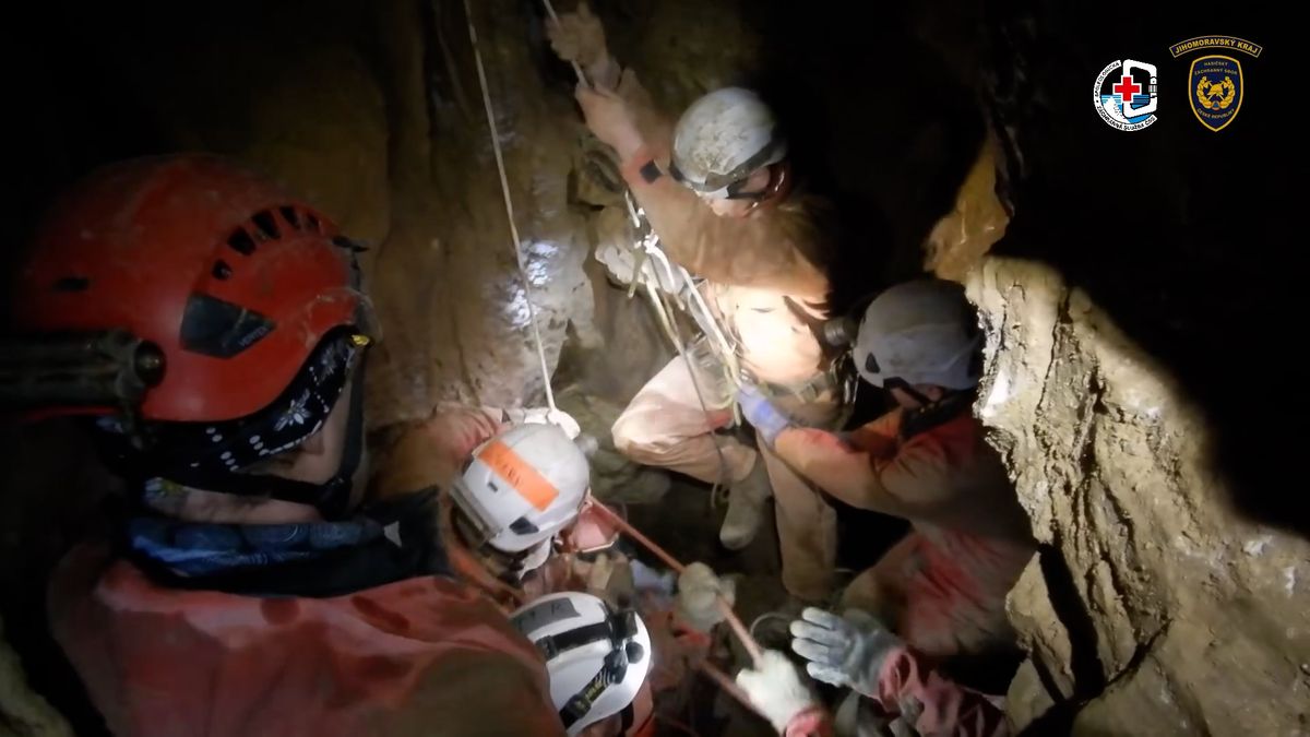 Speleologové pobytem ve Svážné studni neporušili předpisy. Hasiči zveřejnili akční video za záchrany