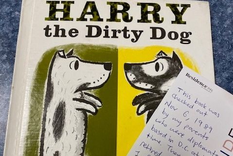 Dětská knížka se do knihovny vrátila po 36 letech, i s vlastním příběhem