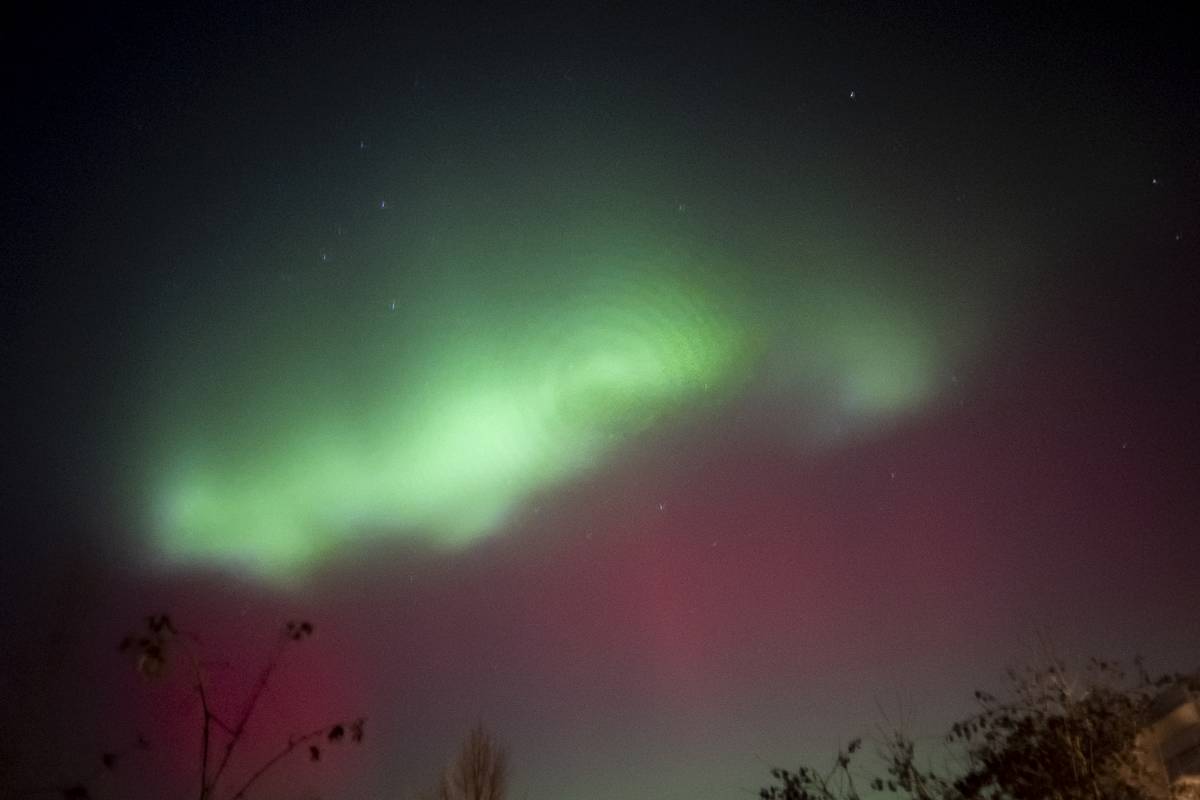 I pouhým okem byla záře dobře viditelná.