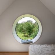 Sedací čtecí okno je funkčním zpestřením interiéru.