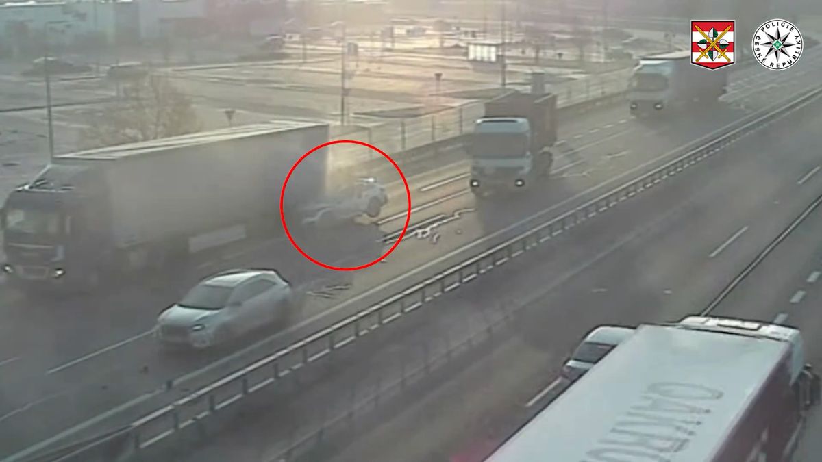 Kamera zachytila děsivou nehodu u Brna, řidič bez brždění narazil zezadu do kamionu