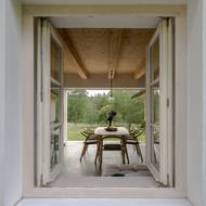 Skrz dům jsou pěkné průhledy.