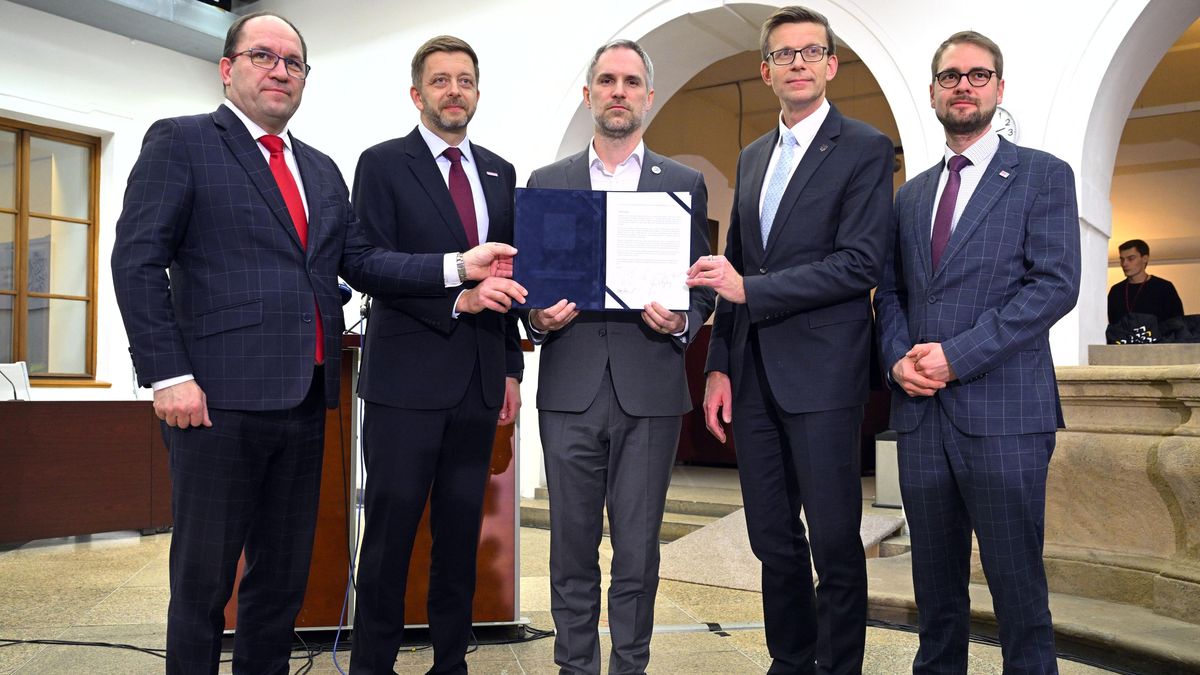 Opozice sama vyjádřila podporu Dánsku. Takhle to nejde, kritizuje lavírování vlády