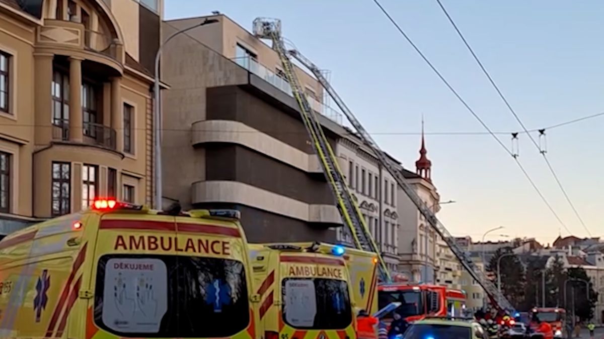 V soukromé nemocnici v centru Brna hořelo, hasiči evakuovali 20 lidí