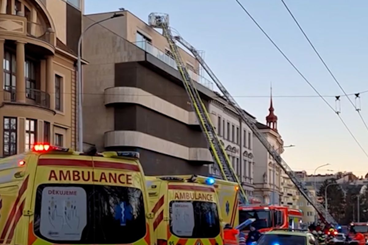 V soukromé nemocnici v centru Brna hořelo, hasiči evakuovali 20 lidí