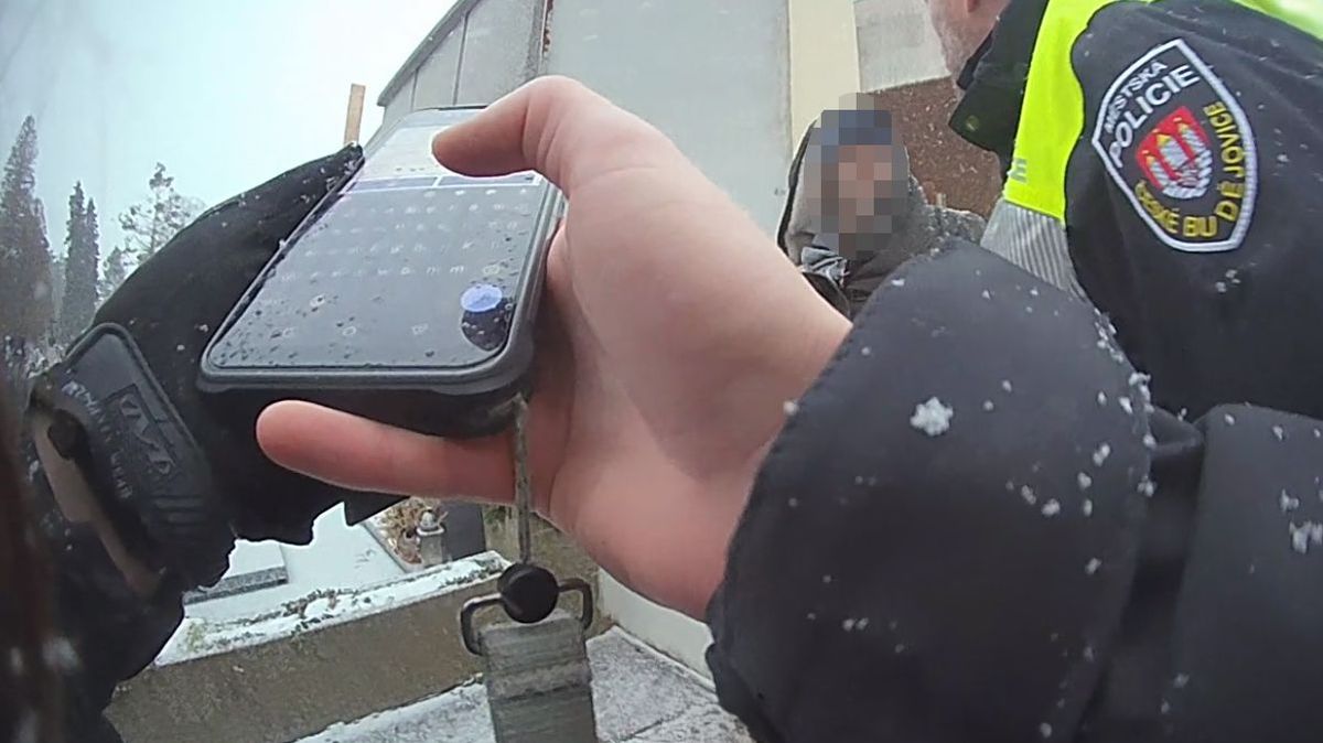 Silvestrovská kuriozita: Muž skáče po hrobech, oznámil pracovník budějovického hřbitova