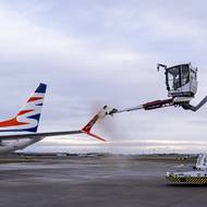 Odmrazení se provádí na vyčleněných stojánkách pomocí speciální chemie - glykolu. 