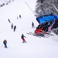 Hlavní lanovka na Svatém Petru překonává přes 400 výškových metrů, za hodinu sveze až 2400 lidí.