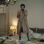 Marty je neomluvitelně svůj. V neobvyklém outfitu působí svým kouzlem na herečku Kay i po telefonu.