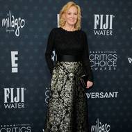 Jean Smartová si odnesla cenu za nejlepší herečku v komediálním seriálu Stále v kurzu (Hacks) v krásném decentním modelu se vzorovanou maxi sukní.