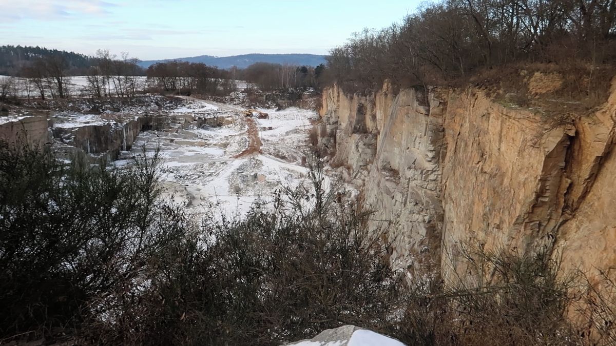 Místo jezírka milion tun navážky. Obec na Plzeňsku brojí proti plánům na zasypání lomu
