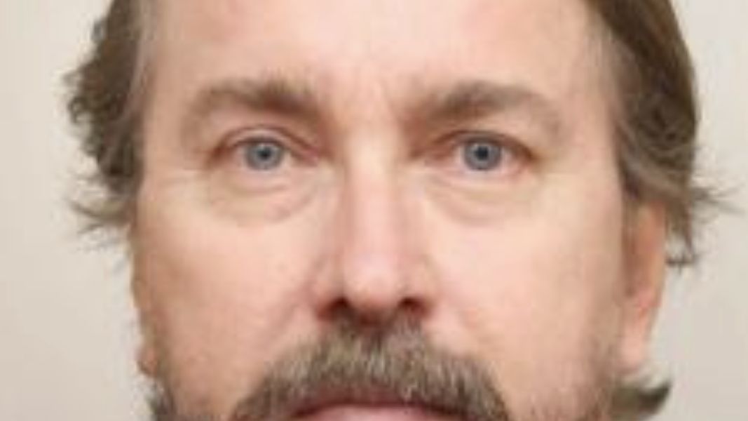 Nevrátil se z vycházky, našli jen opuštěné auto. Policie v Praze pátrá po muži z psychiatrické léčebny