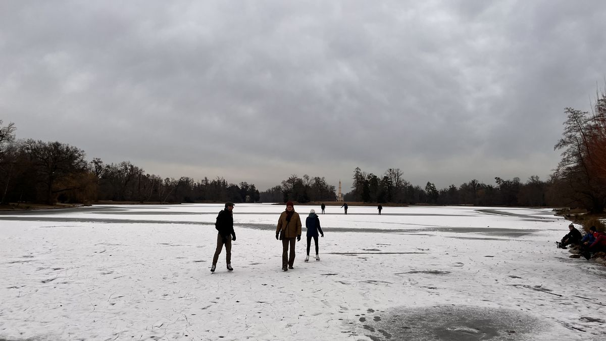 Bruslaře lákají místa dostupná po ledu. Třeba mušovský kostelík nebo minaret v Lednici