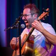 Milan Bátor zpíval písně Karla Kryla, Davida Stypky a Vlasty Redla.