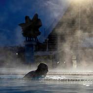 ... kdežto venkovní bazén je vyhřívaný na přibližně 25 stupňů.