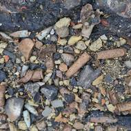 Zapečená zničená munice v místě výbuchu jednoho ze skladů