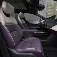 Přední sedadla působí především komfortně.