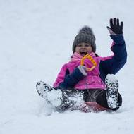 Děti si sněhovou nadílku nadšeně užívaly.