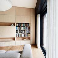 Posuvný panel na knihovně skrývá televizor.