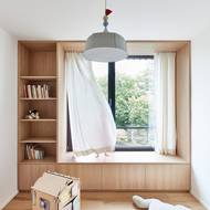 Velmi hezkým nápadem je vestavěný nábytek umístěný do okolí okna v dětském pokoji, kde tak vzniklo příjemné posezení u okna.