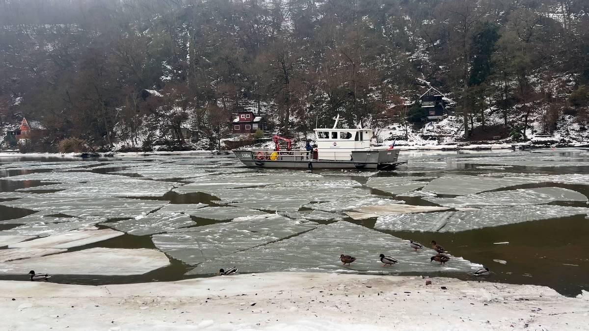 Bourání ledové celiny na Sázavě