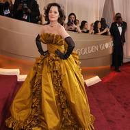 Herečka z Bílého lotusu Parker Poseyová pózuje fotografům.