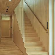 Hlavní obytná zóna je v přízemí, v patře jsou dětské pokoje, ložnice a koupelna.