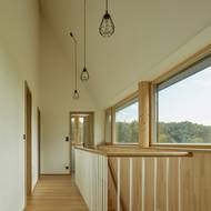 Díky pásu oken je v horním patře krásně vidět do všech stran.