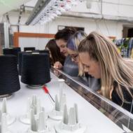 Studenti liberecké textilky vytvořili šály a nákrčníky, které si může koupit každý.