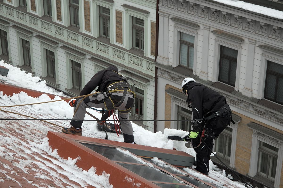 Obrovská rána a sníh je na chodníku. Lezci na střechách shazují nánosy sněhu, byli jsme u toho s kamerou