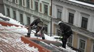 Obrovská rána a sníh je na chodníku. Lezci na střechách shazují nánosy sněhu, byli jsme u toho s kamerou