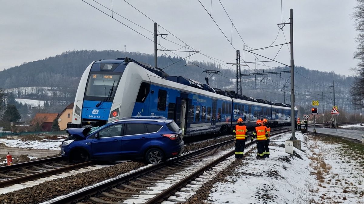 Vlak u Vsetína narazil do stojícího auta na přejezdu, páteřní trať stojí