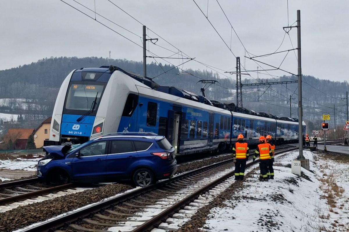 Vlak u Vsetína narazil do stojícího auta na přejezdu, páteřní trať stojí