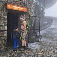 Na mnohé účastníky čekaly na Ještědu jejich rodiny.