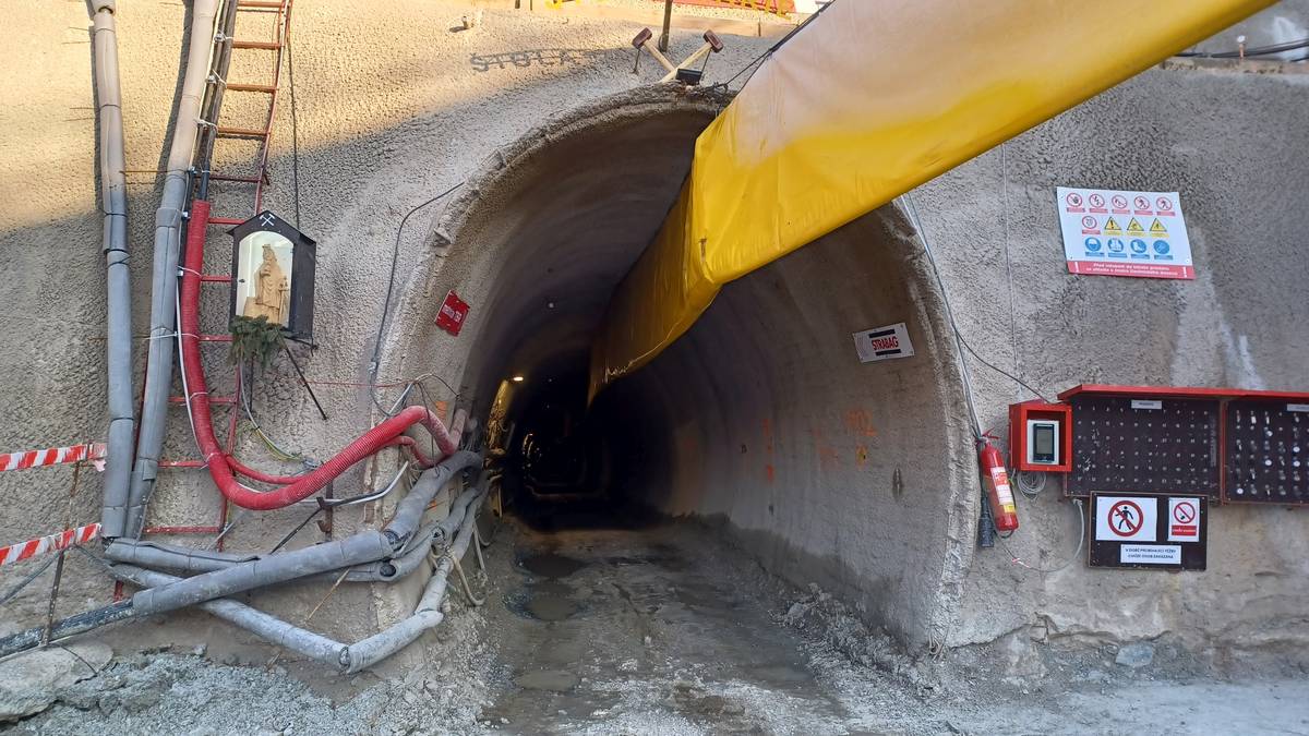 Poblíž Jílového u Prahy se razí průzkumná štola pro budoucí tunel dálnice D3.