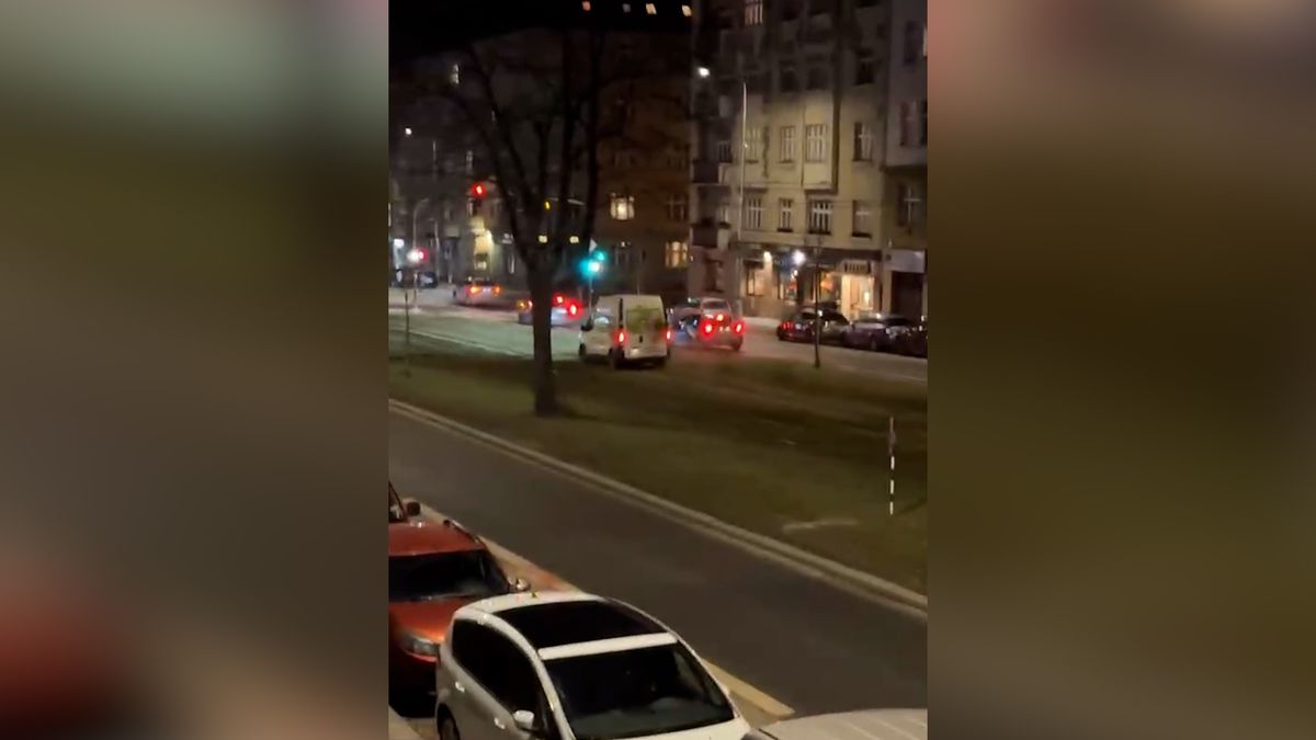 Video zachytilo dodávku s řidičem v glykemickém šoku jedoucím po kolejích v Praze