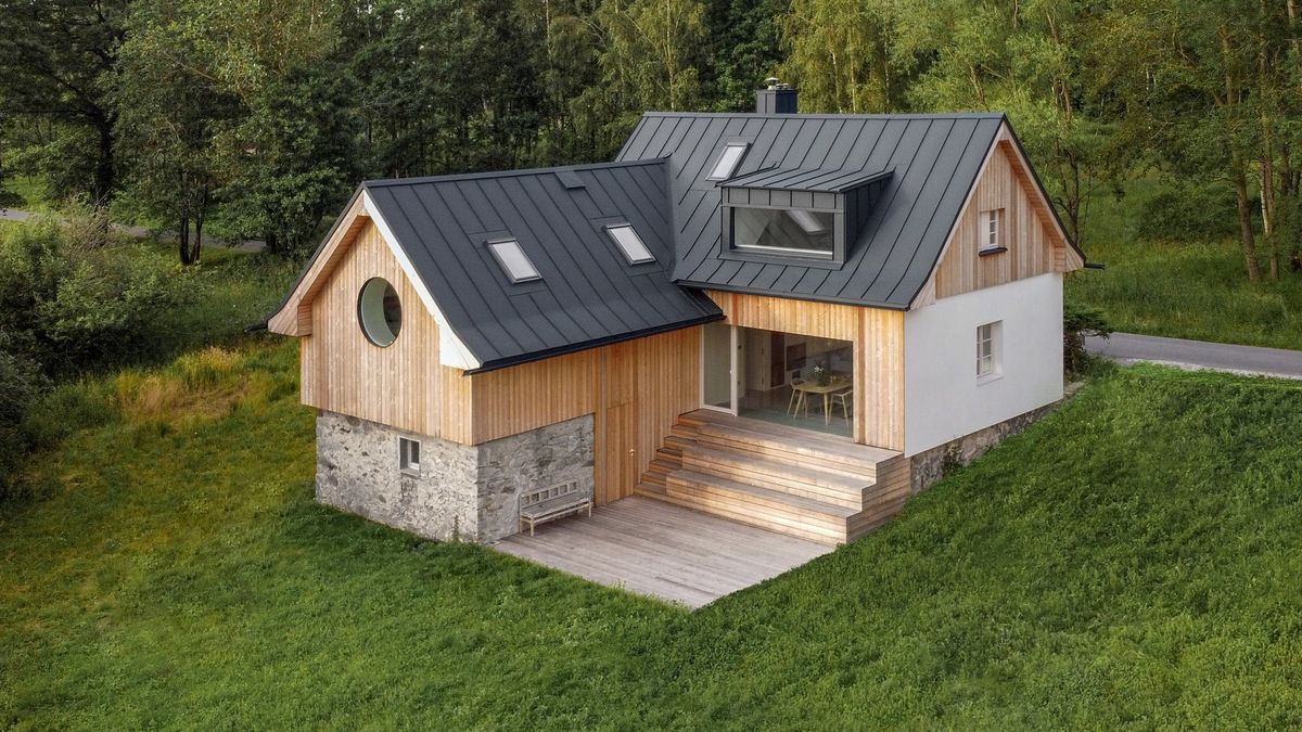 Chata Lipka se po rekonstrukci pyšní výhledovým oknem i pobytovými schody s terasou