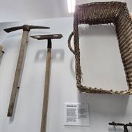 Bezedný koš, bruntálský vynález určený pro těžbu bahna, visí na zdi muzea. 