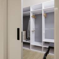 S ložnicí sousedí velká šatna.