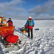 Muž se při snowkitingu na moldavských pláních zranil.