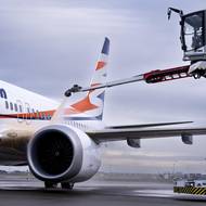 Pokud by letadlo startovalo namrzlé, mohlo by přijít až o 30 procent vztlaku, což by ohrozilo bezpečný vzlet. 