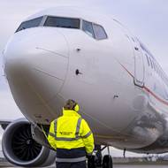 Komunikátor je neustále ve spojení s kapitánem a dohlíží na prováděné operace