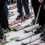 Nicméně ani tradičnějších lyží neubývá.