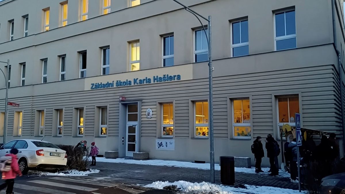 Policie v civilu hlídá základní školu ve středočeských Libčicích, kde žák hrozil násilím