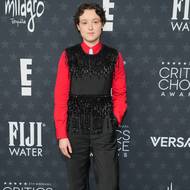 Hvězda seriálu The Last of Us Bella Ramseyová oblékla červenočerný outfit značky Prada.