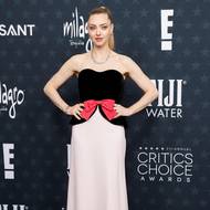 Na krásný model s mašlí značky Valentino vsadila herečka 
Amanda Seyfriedová.