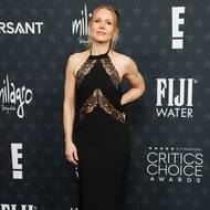 
Kristen Bellová předvedla skvělou figuru v černých obepnutých šatech s krajkovými detaily od Elieho Saaba.