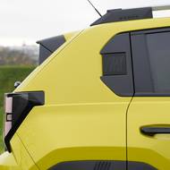 Na zadním sloupku je logo Fiatu, které se při změně úhlu mění na nápis.